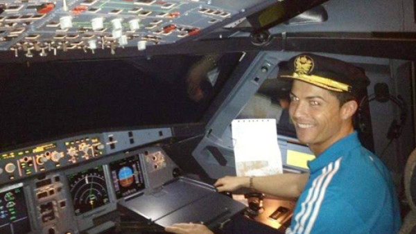 Cristiano Ronaldo, 'piloto de avión” por unas horas