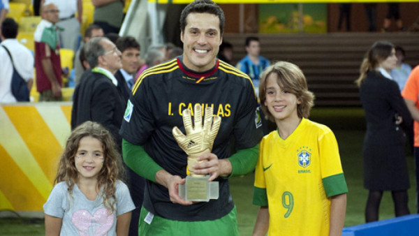 Portero Julio César revela por qué lució camisa de Iker Casillas