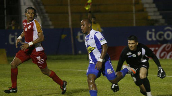 Victoria aplasta al Atlético Choloma y logra su primer triunfo