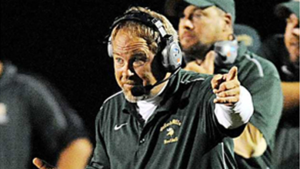 Entrenador pierde su empleo por publicar fotografía en Facebook