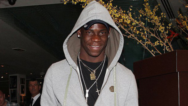 Balotelli es sacado de centro comercial