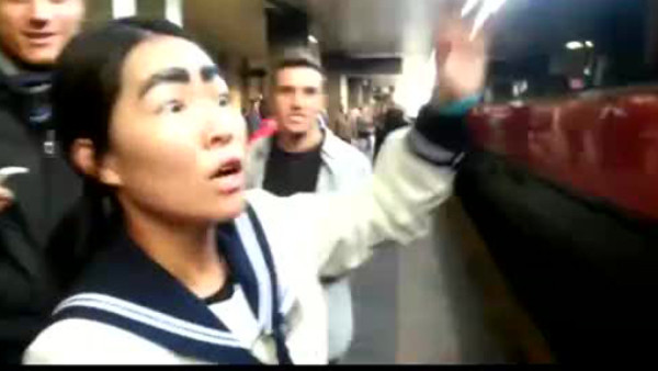 VIDEO: Totti desata la locura de fanática en una estación