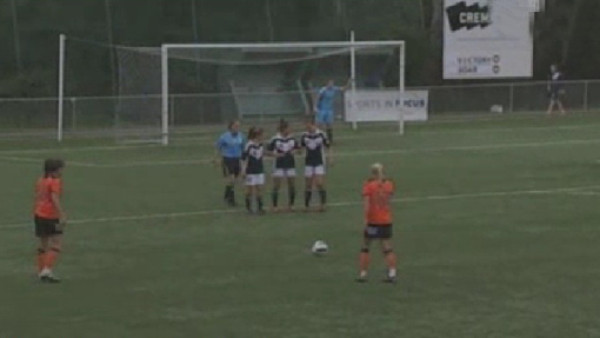 Así remata esta australiana, la Beckham del fútbol femenino