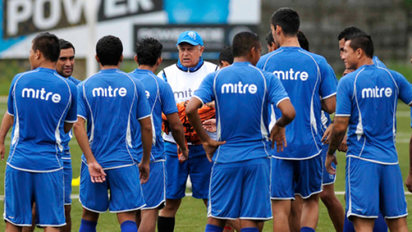 'Cuate' Castillo no dirigirá más a El Salvador