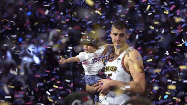 El MVP de las Finales de la NBA disfrutó con su hijo su primer anillo.