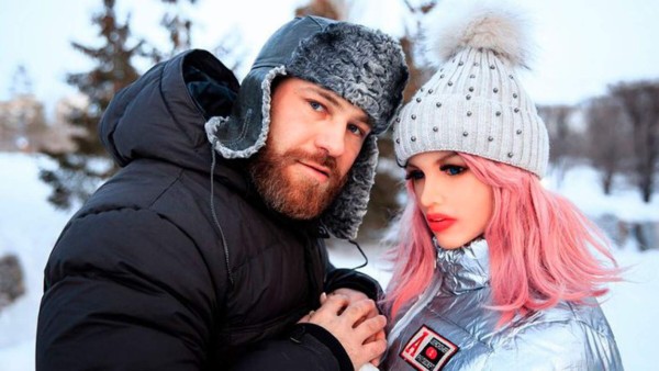 Así fue la gran boda del popular fisicoculturista ruso, Yuri Tolochko, con una muñeca de silicona