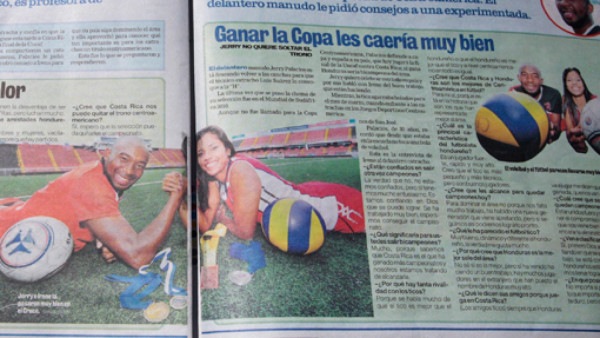 Jerry Palacios hace pulso con jugadora de voleibol tico