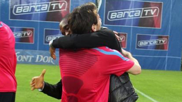 Eto'o visita ex compañeros del Barça