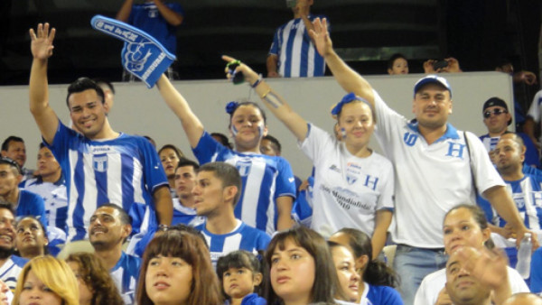 Fotos enviadas por hondureños apoyando a Honduras contra Panamá