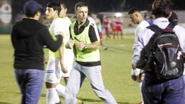 Danilo Tosello sale molesto quejándose de la cancha y del arbitraje