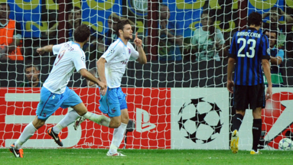 Inter se estrella y los Manchesters tropiezan