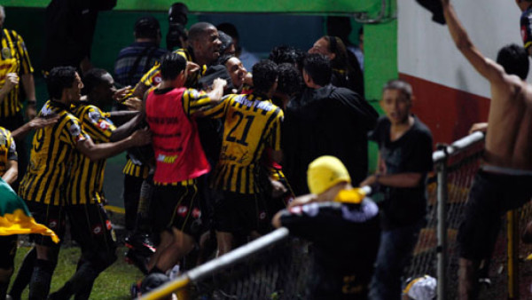 ¡Real España noquea al Olimpia!