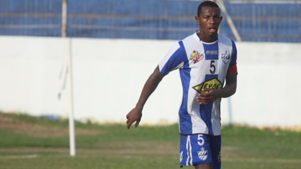 Jugador del Victoria desmiente que compañeros se hayan desmayado