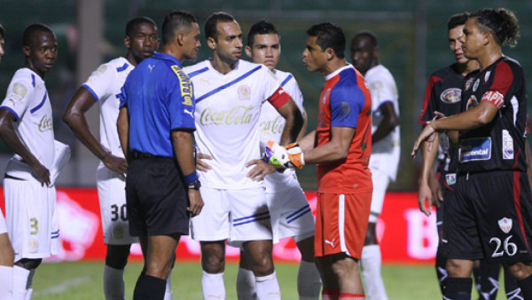 El codazo que le costó la roja a Noel Valladares
