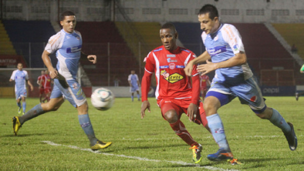 Vida gana a Savio y está en la pelea
