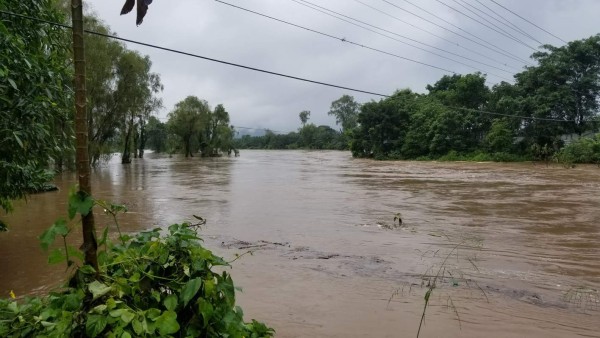 ¡Puentes derrumbados, desbordes y deslizamientos! Huracán Eta sigue causando daños en Honduras