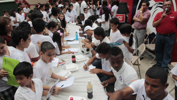 Olimpia lleva alegría a niños