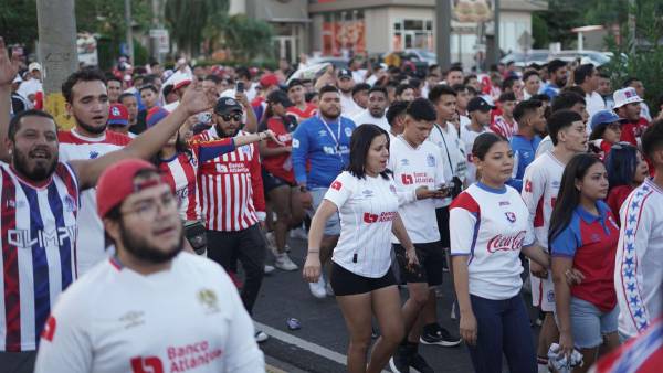 Los aficionados del Olimpia viven el duelo en San Pedro Sula.