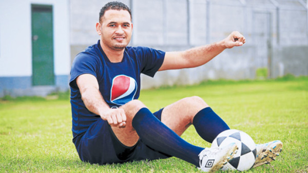 Luis Urbina, además de futbolista, también conduce rapiditos