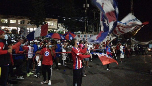 FOTOS: La UltraFiel y su banderazo a Olimpia fuera del estadio Nacional