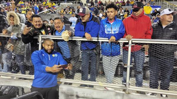 Wilson Palacios, exjugador de la Selección de Honduras, compartió con algunos hinchas catrachos.