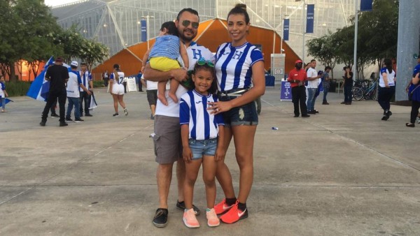 Esposa de Emilio Izaguirre deslumbra en juego de Honduras ante Curazao por la Copa Oro 2019