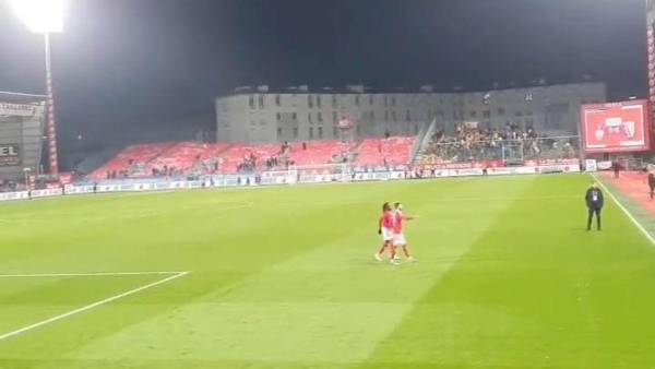 Alberth Elis salió ovacionado por la afición del Stade Brestois.