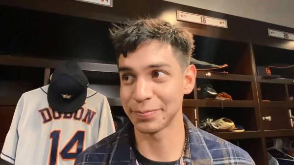 Así fue presentado ante la prensa Mauricio Dubón, posando con su nuevo dorsal #14.