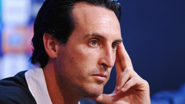 Técnico del Valencia observa al 'Choco' Lozano