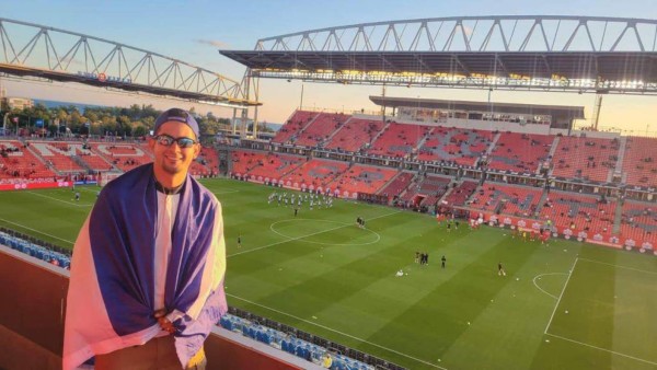 Un esposo canadiense y varias familias catrachas arribaron a Toronto para apoyar a Honduras