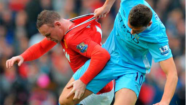 El City golea 6-1 al United en el derbi de Manchester.