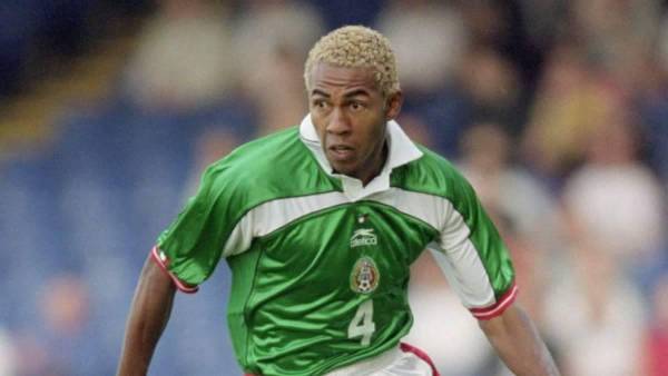 Isella debutó en el 2000 con la selección mayor de México.