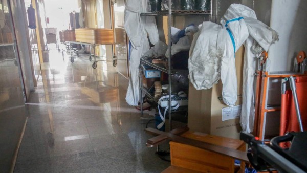 Convierten centro comercial de Madrid en morgue; colapsan las funerarias por covid-19