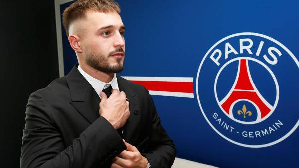 Arnau, el portero del PSG que ganó medalla de oro con la selección de España.