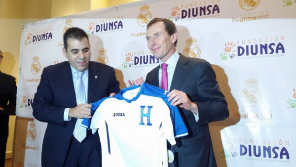 FOTOS: Famosos que han posado con la camisa de la Selección de Honduras