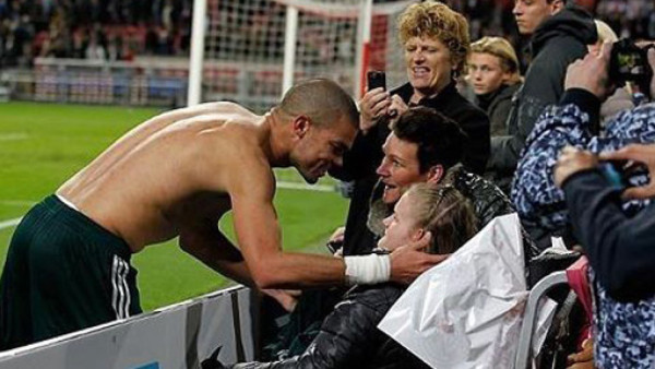 Pepe y su lado solidario con una niña