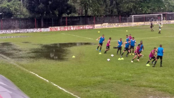 Liga de Ascenso: Uniforme del Barcelona, cancha inundada y Maco Mejía dando instrucciones