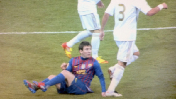 Pepe se disculpa con Messi por el pisotón