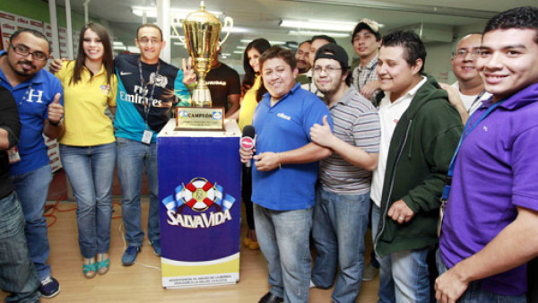 La Copa de campeón estuvo de visita en DIEZ