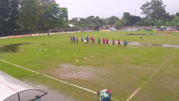 Liga de Ascenso: Uniforme del Barcelona, cancha inundada y Maco Mejía dando instrucciones