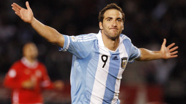 Higuaín y Messi despedazan a Chile