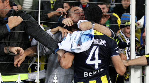 VIDEO: Mientras festeja su gol, un aficionado lo besa en la boca