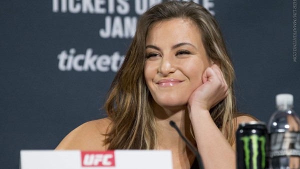 Filtran nuevas fotos íntimas de ex campeona de la UFC