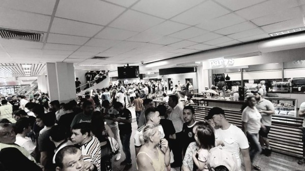 Adebayor llega a Paraguay para ser presentado por Olimpia y desborda locura