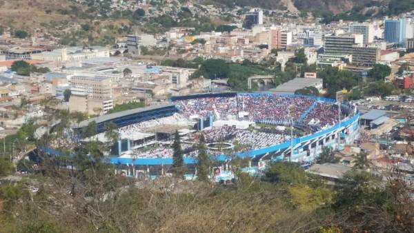 Xiomara Castro asume presidencia de una Honduras pobre y endeudada, pero optimista