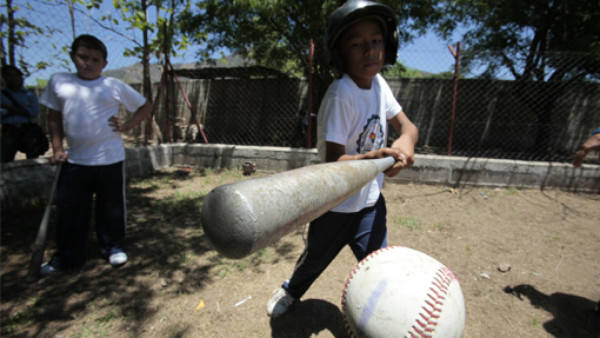 Cuerpo de Paz enseña béisbol en regiones de Honduras