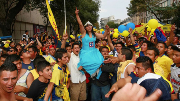 Aficionada 'quinceañera' del América se burla del Cruz Azul