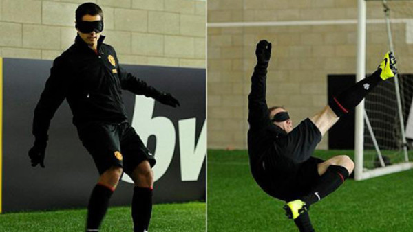 VIDEO: Rooney, Chicharito y Welbeck entrenan con los ojos vendados