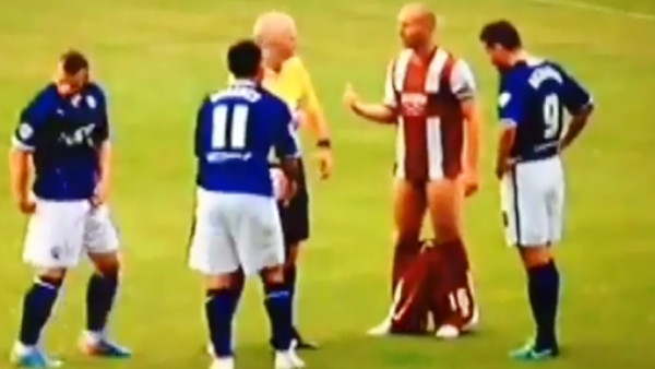 VIDEO: No lo deja patear tiro libre y le baja la calzoneta