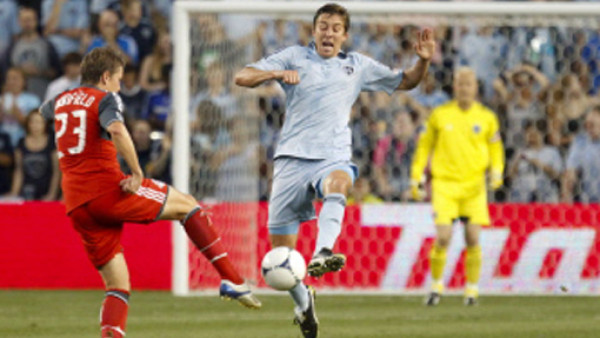 Kansas City gana y se afianza en la punta